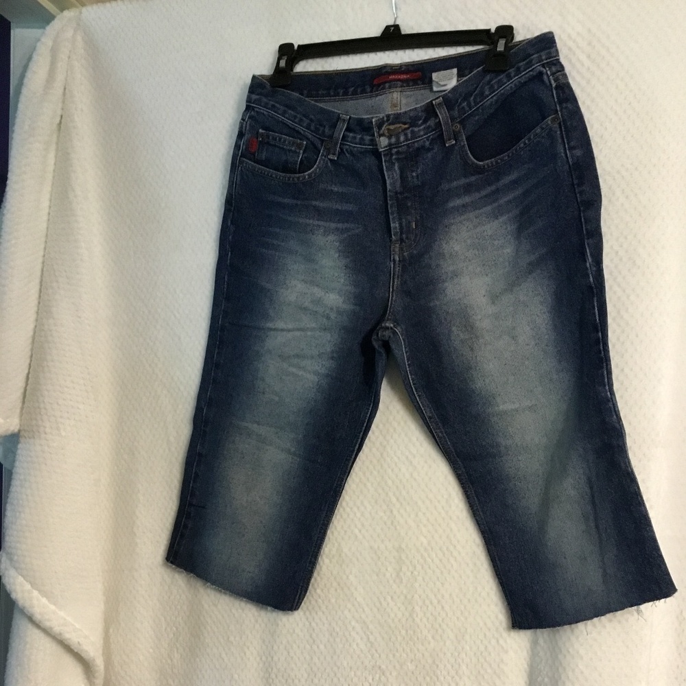 Women’s cut off jean capri